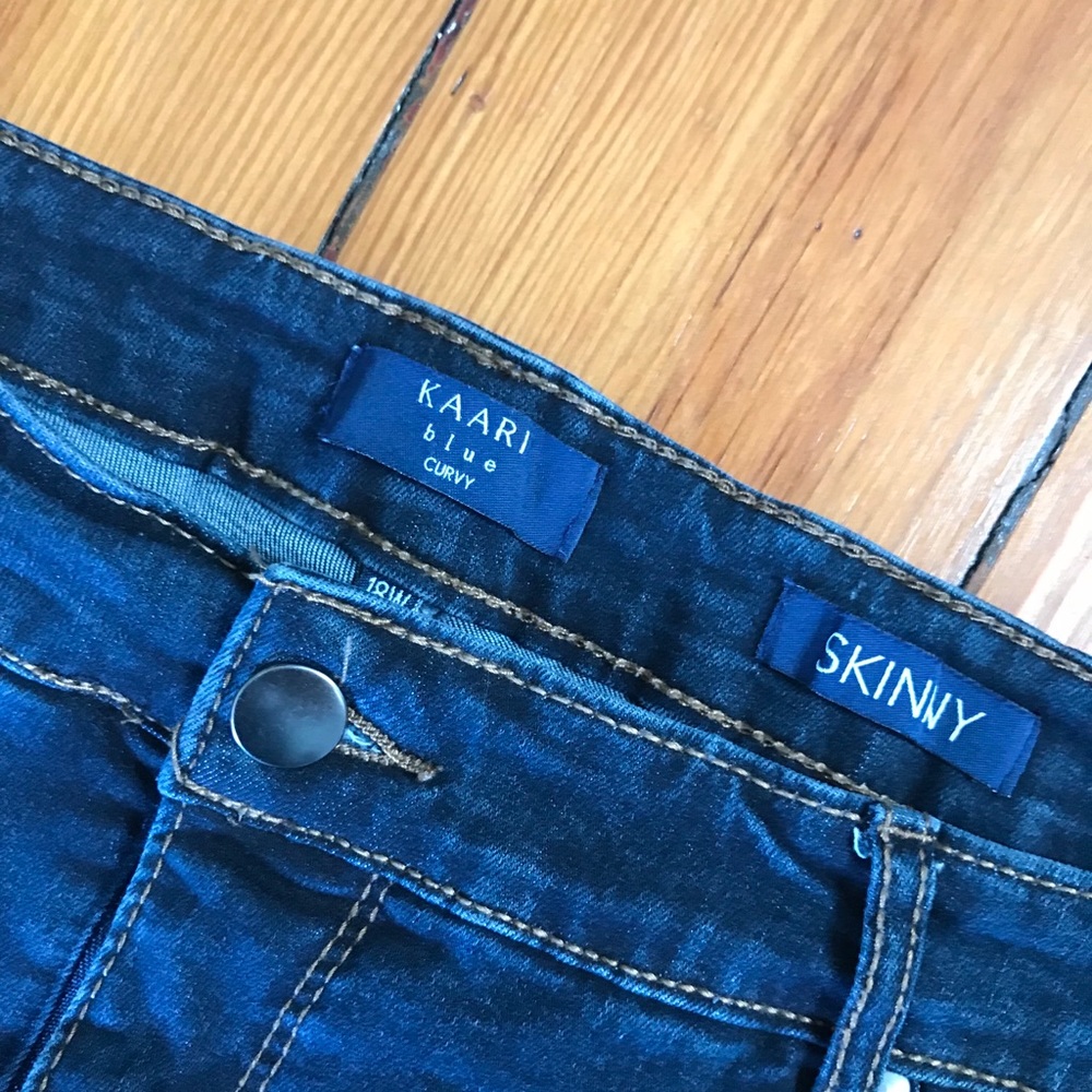 Stretchy jeans with cut knees